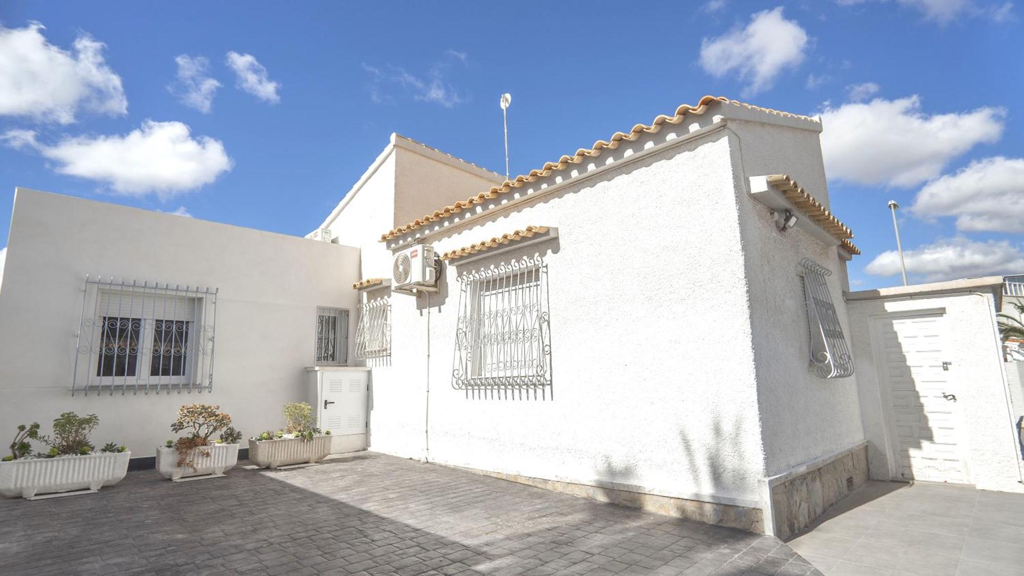 Modern Detached 4 Bed 3 Bath Villa With Private Pool Close To All Amenities Villamartin  Exterior photo
